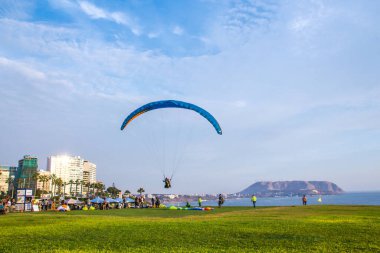Miraflores turisti, Larcomar ve deniz feneri, yamaç paraşütünün de yapıldığı malekonu oluşturur. 23 Mart 2019 Lima Peru