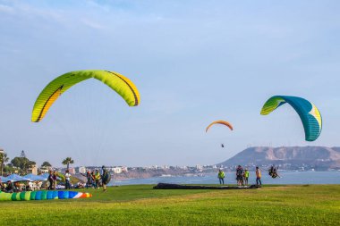 Miraflores turisti, Larcomar ve deniz feneri, yamaç paraşütünün de yapıldığı malekonu oluşturur. 23 Mart 2019 Lima Peru
