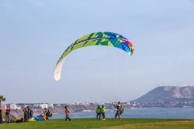 Miraflores turisti, Larcomar ve deniz feneri, yamaç paraşütünün de yapıldığı malekonu oluşturur. 23 Mart 2019 Lima Peru