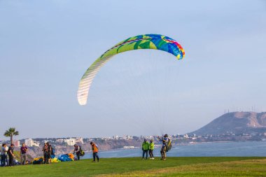 Miraflores turisti, Larcomar ve deniz feneri, yamaç paraşütünün de yapıldığı malekonu oluşturur. 23 Mart 2019 Lima Peru