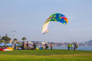 Miraflores turisti, Larcomar ve deniz feneri, yamaç paraşütünün de yapıldığı malekonu oluşturur. 23 Mart 2019 Lima Peru