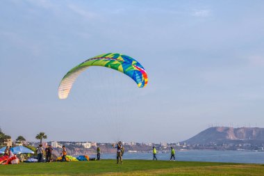 Miraflores turisti, Larcomar ve deniz feneri, yamaç paraşütünün de yapıldığı malekonu oluşturur. 23 Mart 2019 Lima Peru