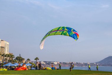 Miraflores turisti, Larcomar ve deniz feneri, yamaç paraşütünün de yapıldığı malekonu oluşturur. 23 Mart 2019 Lima Peru