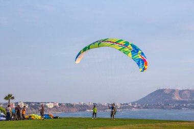 Miraflores turisti, Larcomar ve deniz feneri, yamaç paraşütünün de yapıldığı malekonu oluşturur. 23 Mart 2019 Lima Peru