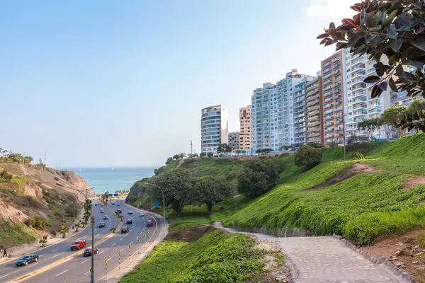 25 Haziran 2017, Barranco ve Miraflores, Armendaris inişi sınırındaki sahil manzarası, Lima Peru