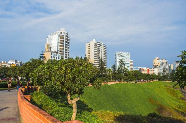 Malecon de Miraflores, deniz manzaralı ve Lima, Peru 'da yamaç paraşütü yapmak gibi spor yapılan bir yer..
