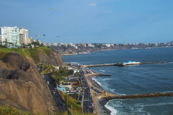 Malecon de Miraflores, deniz manzaralı ve Lima, Peru 'da yamaç paraşütü yapmak gibi spor yapılan bir yer..