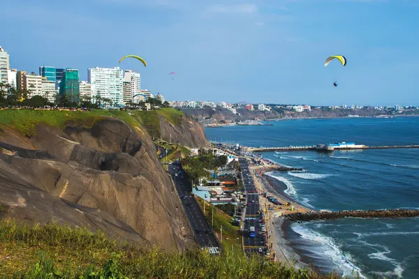 Malecon de Miraflores, deniz manzaralı ve Lima, Peru 'da yamaç paraşütü yapmak gibi spor yapılan bir yer..