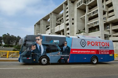 Lima Peru 'da otobüsün önünde kimliği belirsiz bir adam var.