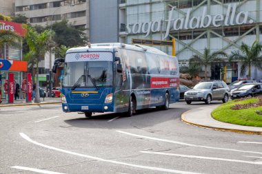 Şehirde otobüs var.