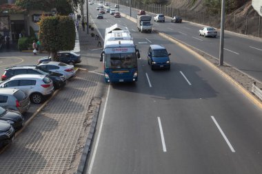 Lima 'da bir yol boyunca giden arabalar.