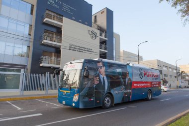 Lima sokaklarında otobüs.