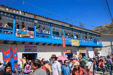 Geleneksel kostümlü dansçılar ve kalabalık Virgen del Carmen 'in şenliğini koreografilerle kutluyorlar. Temmuz 2023, Paucartambo. Cusco Peru.
