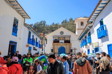 Geleneksel kostümlü dansçılar ve kalabalık Virgen del Carmen 'in şenliğini koreografilerle kutluyorlar. Temmuz 2023, Paucartambo. Cusco Peru.