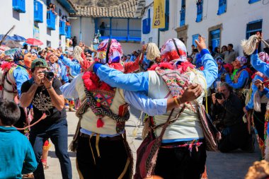 Geleneksel kostümlü dansçılar ve kalabalık Virgen del Carmen 'in şenliğini koreografilerle kutluyorlar. Temmuz 2023, Paucartambo. Cusco Peru.