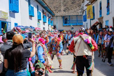 Geleneksel kostümlü dansçılar ve kalabalık Virgen del Carmen 'in şenliğini koreografilerle kutluyorlar. Temmuz 2023, Paucartambo. Cusco Peru.