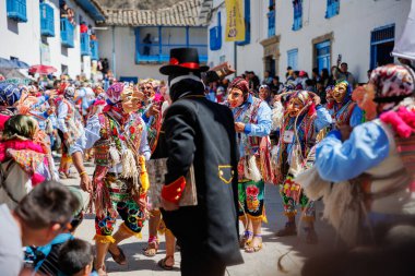 Geleneksel kostümlü dansçılar ve kalabalık Virgen del Carmen 'in şenliğini koreografilerle kutluyorlar. Temmuz 2023, Paucartambo. Cusco Peru.