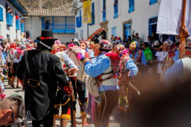 Geleneksel kostümlü dansçılar ve kalabalık Virgen del Carmen 'in şenliğini koreografilerle kutluyorlar. Temmuz 2023, Paucartambo. Cusco Peru.