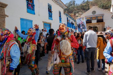 Geleneksel kostümlü dansçılar ve kalabalık Virgen del Carmen 'in şenliğini koreografilerle kutluyorlar. Temmuz 2023, Paucartambo. Cusco Peru.