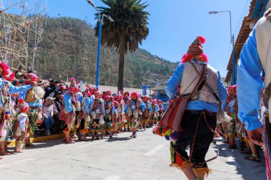 Geleneksel kostümlü dansçılar ve kalabalık Virgen del Carmen 'in şenliğini koreografilerle kutluyorlar. Temmuz 2023, Paucartambo. Cusco Peru.