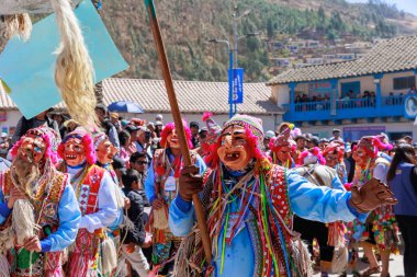 Geleneksel kostümlü dansçılar ve kalabalık Virgen del Carmen 'in şenliğini koreografilerle kutluyorlar. Temmuz 2023, Paucartambo. Cusco Peru.