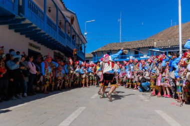 Geleneksel kostümlü dansçılar ve kalabalık Virgen del Carmen 'in şenliğini koreografilerle kutluyorlar. Temmuz 2023, Paucartambo. Cusco Peru.