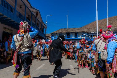 Geleneksel kostümlü dansçılar ve kalabalık Virgen del Carmen 'in şenliğini koreografilerle kutluyorlar. Temmuz 2023, Paucartambo. Cusco Peru.