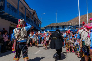 Geleneksel kostümlü dansçılar ve kalabalık Virgen del Carmen 'in şenliğini koreografilerle kutluyorlar. Temmuz 2023, Paucartambo. Cusco Peru.