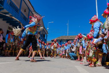 Geleneksel kostümlü dansçılar ve kalabalık Virgen del Carmen 'in şenliğini koreografilerle kutluyorlar. Temmuz 2023, Paucartambo. Cusco Peru.