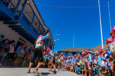Geleneksel kostümlü dansçılar ve kalabalık Virgen del Carmen 'in şenliğini koreografilerle kutluyorlar. Temmuz 2023, Paucartambo. Cusco Peru.