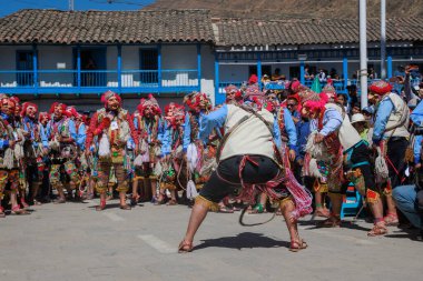 Geleneksel kostümlü dansçılar ve kalabalık Virgen del Carmen 'in şenliğini koreografilerle kutluyorlar. Temmuz 2023, Paucartambo. Cusco Peru.