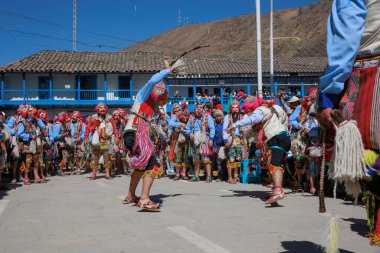 Geleneksel kostümlü dansçılar ve kalabalık Virgen del Carmen 'in şenliğini koreografilerle kutluyorlar. Temmuz 2023, Paucartambo. Cusco Peru.