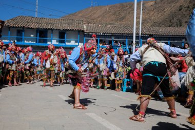 Geleneksel kostümlü dansçılar ve kalabalık Virgen del Carmen 'in şenliğini koreografilerle kutluyorlar. Temmuz 2023, Paucartambo. Cusco Peru.