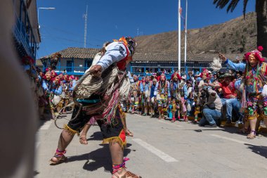 Geleneksel kostümlü dansçılar ve kalabalık Virgen del Carmen 'in şenliğini koreografilerle kutluyorlar. Temmuz 2023, Paucartambo. Cusco Peru.