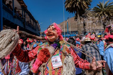 Geleneksel kostümlü dansçılar ve kalabalık Virgen del Carmen 'in şenliğini koreografilerle kutluyorlar. Temmuz 2023, Paucartambo. Cusco Peru.