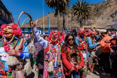 Geleneksel kostümlü dansçılar ve kalabalık Virgen del Carmen 'in şenliğini koreografilerle kutluyorlar. Temmuz 2023, Paucartambo. Cusco Peru.