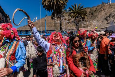 Geleneksel kostümlü dansçılar ve kalabalık Virgen del Carmen 'in şenliğini koreografilerle kutluyorlar. Temmuz 2023, Paucartambo. Cusco Peru.
