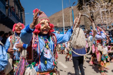 Geleneksel kostümlü dansçılar ve kalabalık Virgen del Carmen 'in şenliğini koreografilerle kutluyorlar. Temmuz 2023, Paucartambo. Cusco Peru.