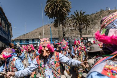 Geleneksel kostümlü dansçılar ve kalabalık Virgen del Carmen 'in şenliğini koreografilerle kutluyorlar. Temmuz 2023, Paucartambo. Cusco Peru.