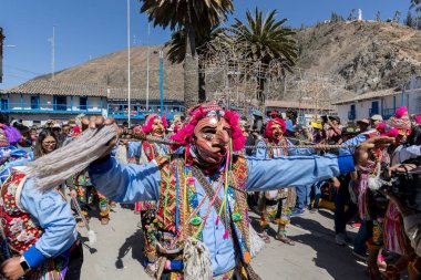 Geleneksel kostümlü dansçılar ve kalabalık Virgen del Carmen 'in şenliğini koreografilerle kutluyorlar. Temmuz 2023, Paucartambo. Cusco Peru.