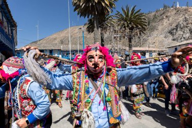 Geleneksel kostümlü dansçılar ve kalabalık Virgen del Carmen 'in şenliğini koreografilerle kutluyorlar. Temmuz 2023, Paucartambo. Cusco Peru.