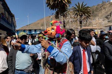 Geleneksel kostümlü dansçılar ve kalabalık Virgen del Carmen 'in şenliğini koreografilerle kutluyorlar. Temmuz 2023, Paucartambo. Cusco Peru.