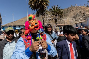 Geleneksel kostümlü dansçılar ve kalabalık Virgen del Carmen 'in şenliğini koreografilerle kutluyorlar. Temmuz 2023, Paucartambo. Cusco Peru.