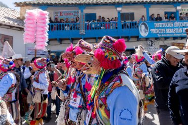 Geleneksel kostümlü dansçılar ve kalabalık Virgen del Carmen 'in şenliğini koreografilerle kutluyorlar. Temmuz 2023, Paucartambo. Cusco Peru.