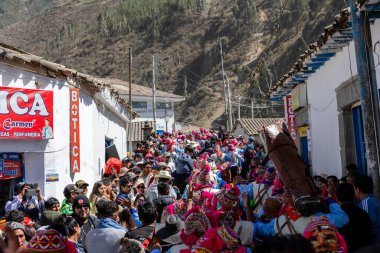 Geleneksel kostümlü dansçılar ve kalabalık Virgen del Carmen 'in şenliğini koreografilerle kutluyorlar. Temmuz 2023, Paucartambo. Cusco Peru.