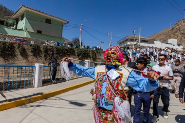 Geleneksel kostümlü dansçılar ve kalabalık Virgen del Carmen 'in şenliğini koreografilerle kutluyorlar. Temmuz 2023, Paucartambo. Cusco Peru.