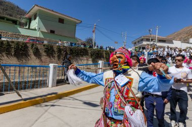 Geleneksel kostümlü dansçılar ve kalabalık Virgen del Carmen 'in şenliğini koreografilerle kutluyorlar. Temmuz 2023, Paucartambo. Cusco Peru.