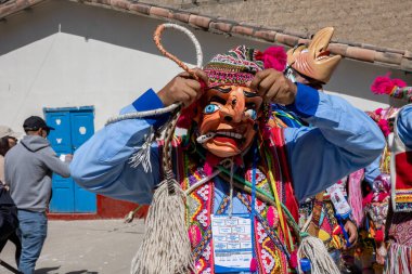 Geleneksel kostümlü dansçılar ve kalabalık Virgen del Carmen 'in şenliğini koreografilerle kutluyorlar. Temmuz 2023, Paucartambo. Cusco Peru.