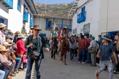 Geleneksel kostümlü dansçılar ve kalabalık Virgen del Carmen 'in şenliğini koreografilerle kutluyorlar. Temmuz 2023, Paucartambo. Cusco Peru.