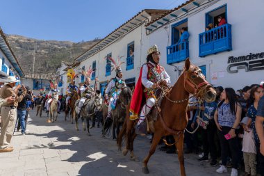 Geleneksel kostümlü dansçılar ve kalabalık Virgen del Carmen 'in şenliğini koreografilerle kutluyorlar. Temmuz 2023, Paucartambo. Cusco Peru.